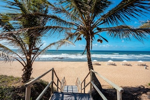 En la playa, arena blanca