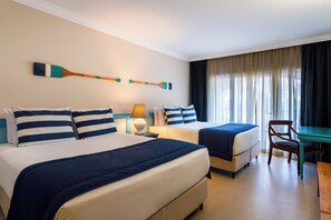 Minibar, safe på rommet, skrivebord og blendingsgardiner