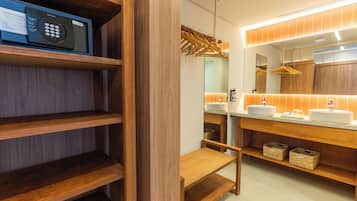 Master Suite | Kylpyhuone | Ilmaiset hygieniatuotteet, hiustenkuivaaja, pyyhkeet, saippua