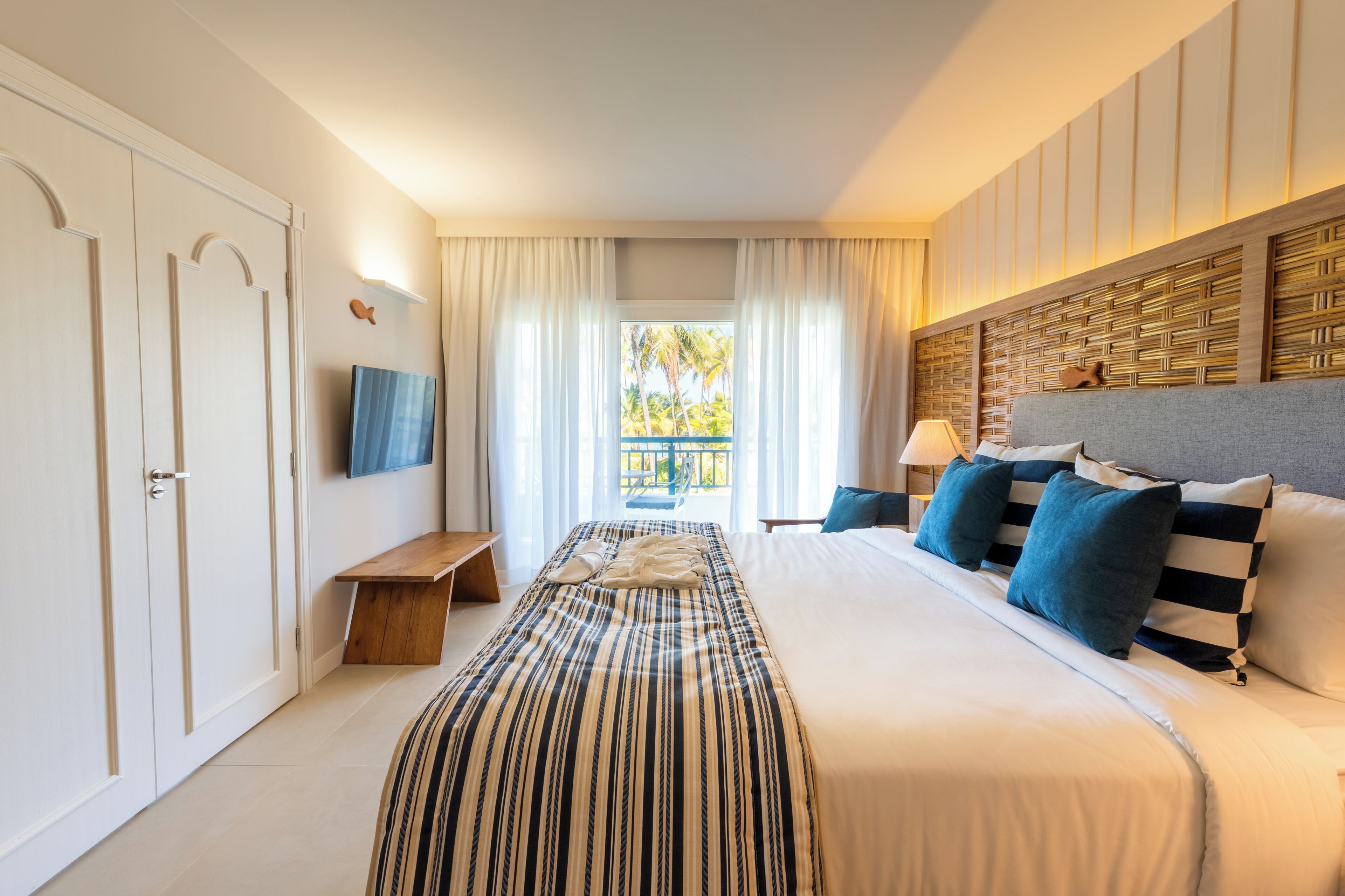 Master Suite | Minibar, in-room safe, desk, blackout curtains