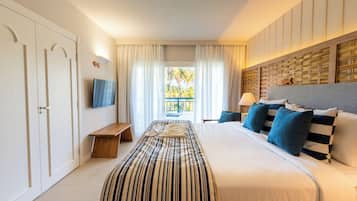 Master Suite | Minibar, in-room safe, desk, blackout curtains