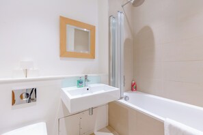 Bathroom - Spacious and Central 3 Bedroom House in Paddington (London)