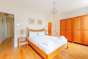 3 slaapkamers, een strijkplank/strijkijzer, internet, beddengoed