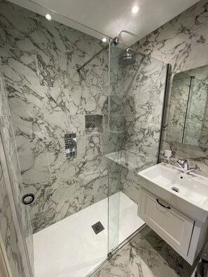 Douche, sèche-cheveux