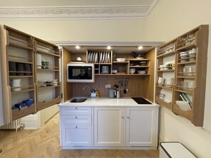 Micro-ondes, plaque de cuisson, lave-vaisselle, grille-pain