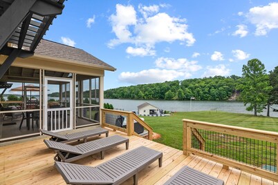 Hyco Paradise / Hot tub / Lake-front / Fire-pit / Game-room / Incredible VIews