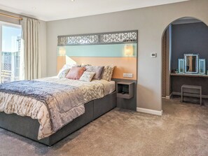 4 bedrooms, free WiFi, bed sheets - 4 bedroom accommodation in Carlton Colville, near Lowestoft (Carlton Colville, near Lowestoft)
