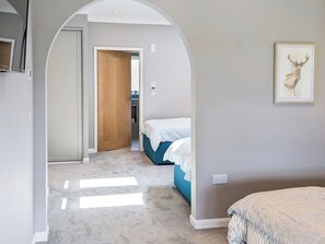 4 bedrooms, free WiFi, bed sheets - 4 bedroom accommodation in Carlton Colville, near Lowestoft (Carlton Colville, near Lowestoft)