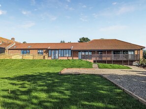 Exterior - 4 bedroom accommodation in Carlton Colville, near Lowestoft (Carlton Colville, near Lowestoft)