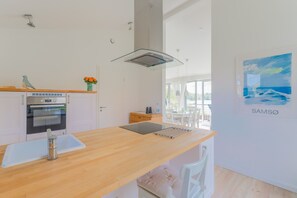 Réfrigérateur, un four, surface de cuisson, lave-vaisselle