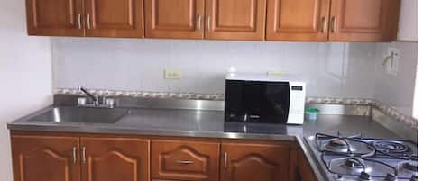 Réfrigérateur, micro-ondes, plaque de cuisson, cafetière/bouilloire
