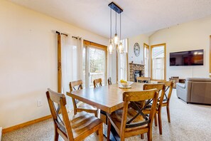 Dining - All-season escape with fireplace, deck, & grill - near Camelback & Big Pocono (Tannersville)