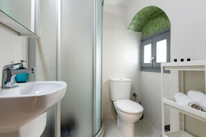 تجهيزات دش، مجففات شعر، مناشف، صابون