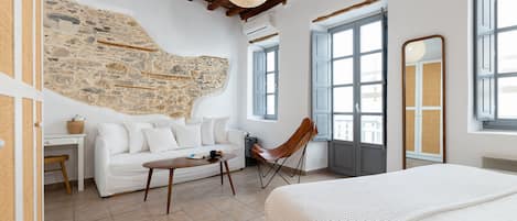 1 quarto, ferros/tábuas de passar roupa, berço de viagem