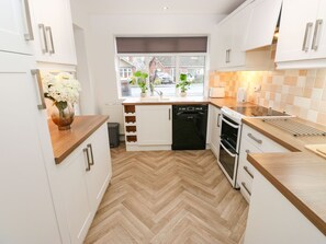 Fridge, dishwasher, electric kettle, toaster - Maple House (Tadcaster)