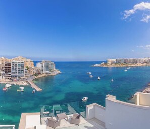Property grounds - Seafront Penthouse Triplex- Roof Terrace & Hot Tub (St. Julian's)