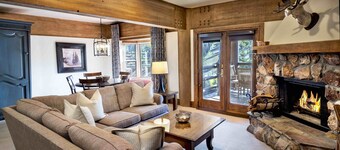 Luxury Three Bedroom Suite with Mountain Views and Three Hot Tubs 3 Apartment Hotel by RedAwning