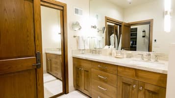 Room, 1 Bedroom | Bathroom