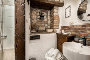 Villa Familiale, plusieurs chambres (Villa Cupido With Private Pool) | Salle de bain | Douche, serviettes fournies, savon, shampoing