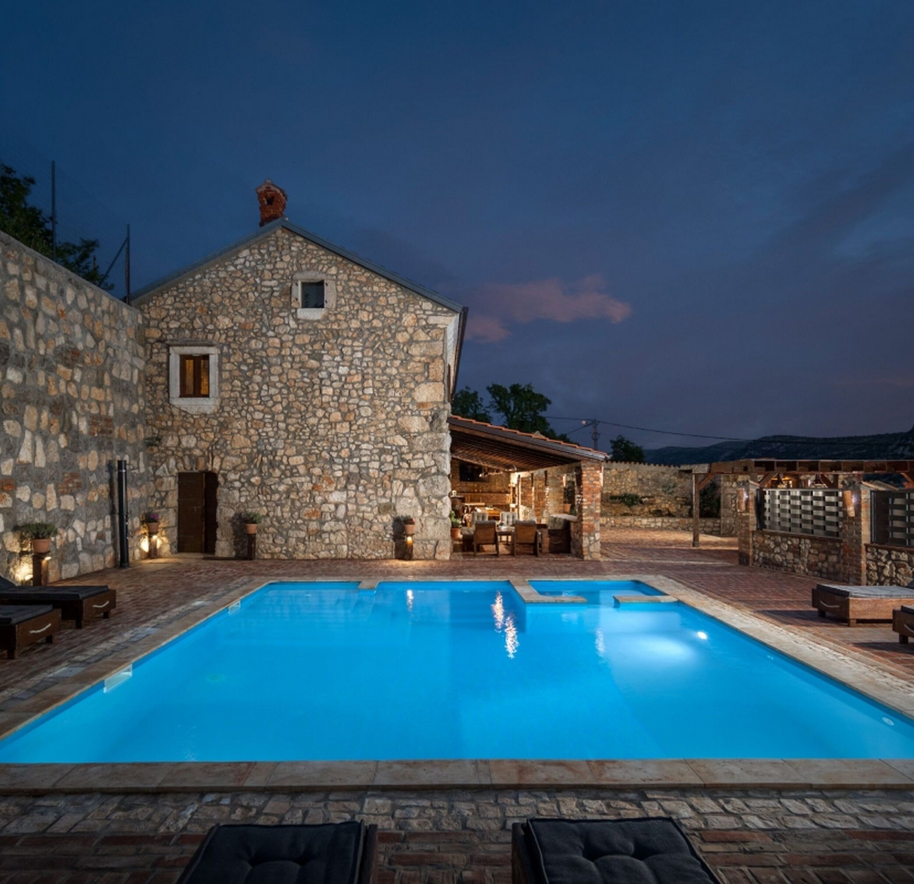 Una piscina al aire libre de temporada