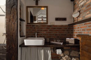 Villa Familiale, plusieurs chambres (Villa Cupido With Private Pool) | Salle de bain | Douche, serviettes fournies, savon, shampoing