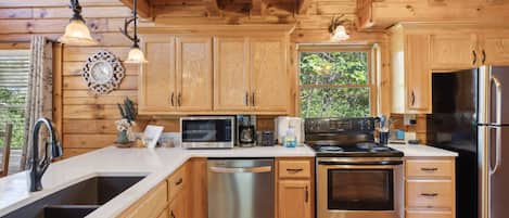Cabin, 4 Bedrooms | Private kitchen | Fridge, oven, coffee/tea maker, toaster
