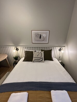 Iron/ironing board, free WiFi, bed sheets