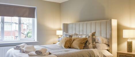 4 عدّة غرف نوم وواي فاي مجانًا وملاءات أسرّة