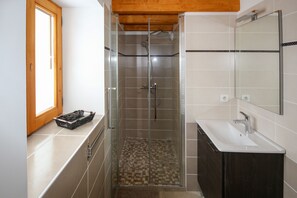 Dusche, Haartrockner, Handtücher, Toilettenpapier