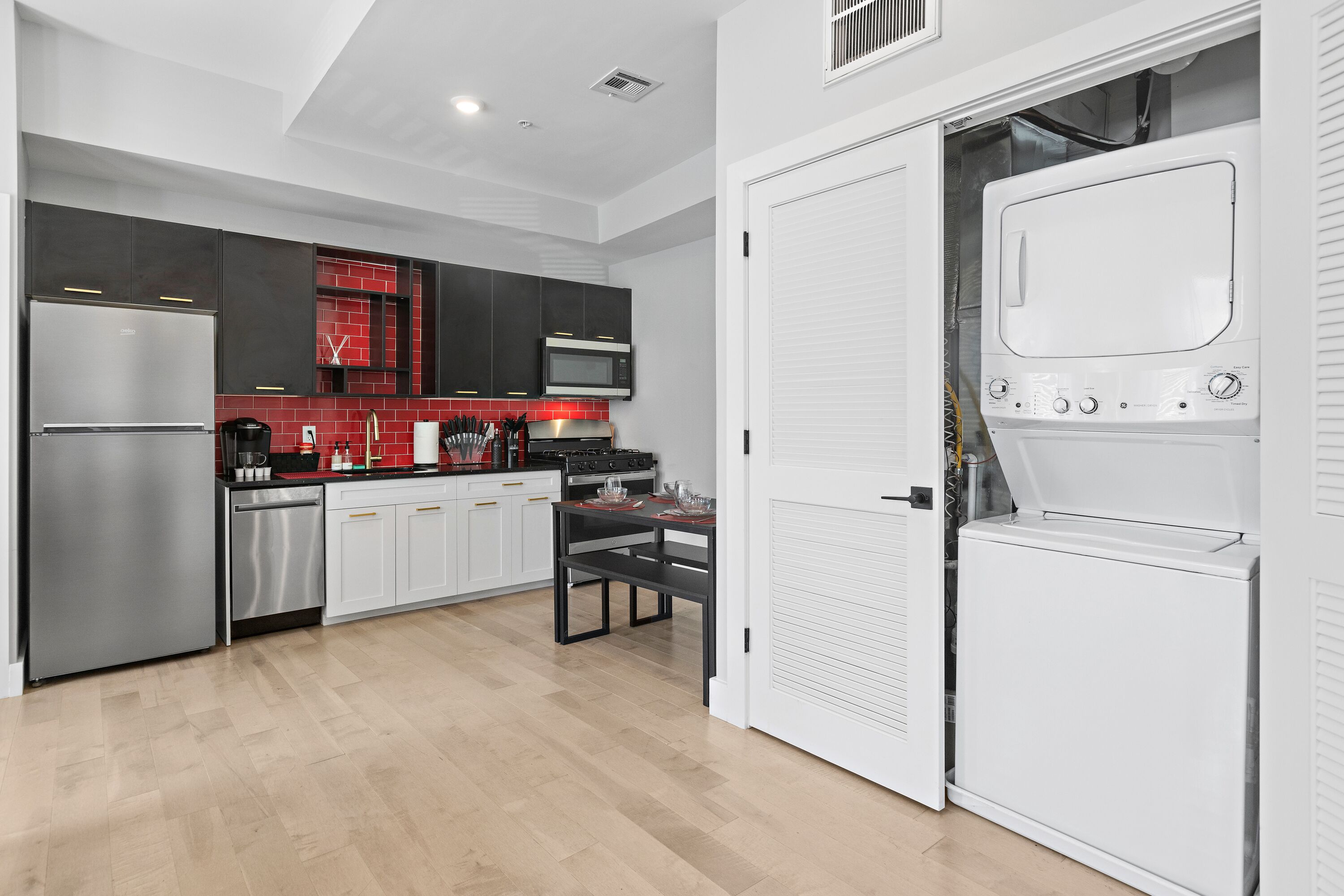 Refrigerador, microondas, horno y parrilla de estufa 