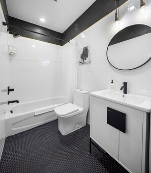 SĂšche-cheveux, serviettes fournies, savon, papier toilette