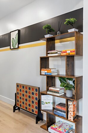 Interior - Free Parking 3 Suites Near Downtown Newark (Newark)