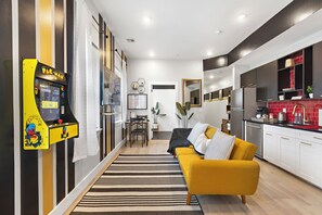 Smart TV, offices - Free Parking 3 Suites Near Downtown Newark (Newark)