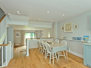 Dining - 4 bedroom accommodation in Coronation Road (Coronation Road)