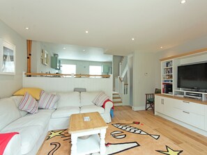 Living area - 4 bedroom accommodation in Coronation Road (Coronation Road)