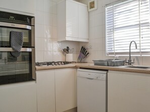Lava-louças, talheres/pratos/utensílios de cozinha, freezer