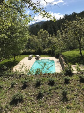 Piscina all'aperto, una piscina riscaldata