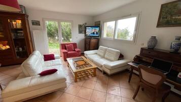 Télévision, lecteur de DVD, livres, médiathÚque