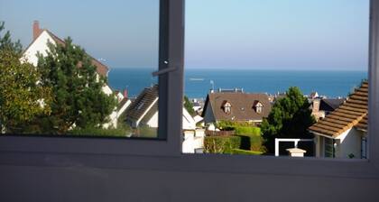 Villa à 500 m des plages du débarquement avec vue panoramique sur mer et bocage.
