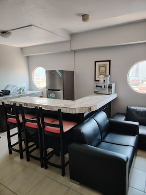 Studio Suite tiện nghi đơn giản, nhiều giường, quang cảnh hồ bơi | Khu phòng khách | TV LCD 32-inch có truyền hình cáp, TV 
