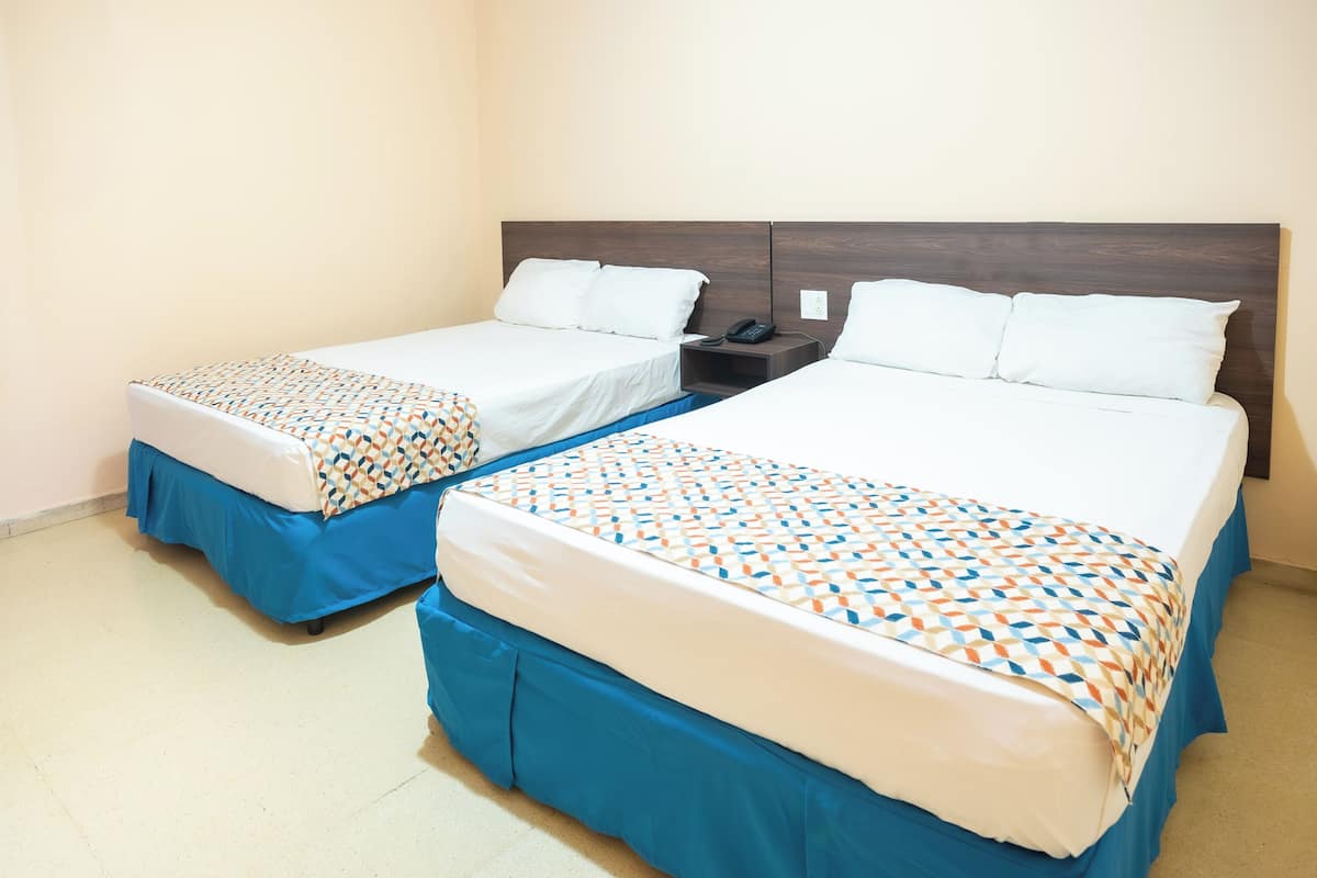 Habitación triple Confort | Edredones de plumas, escritorio, wifi gratis