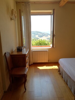 2 bedrooms, iron/ironing board, travel cot, free WiFi