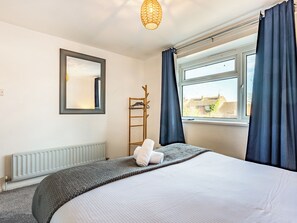 4 bedrooms, free WiFi, bed sheets - This is a lovely house in a great location. (Ashford)