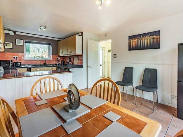 Lave-vaisselle, chaise haute, congélateur