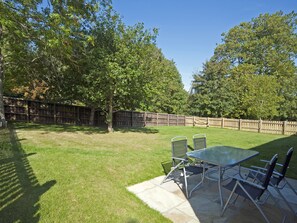 Outdoor dining - Oak Barn - Fernhill Farm (Ryde)