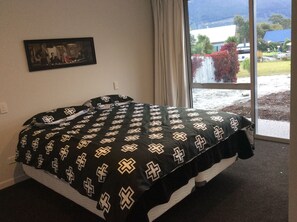 4 bedrooms, bed sheets