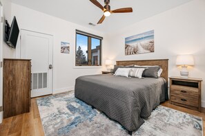 1 bedroom, iron/ironing board, travel crib, WiFi - A stylish TC getaway in the heart of Old Town, Traverse City (Traverse City)