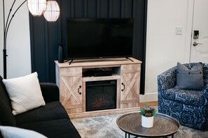 Smart TV, fireplace - A stylish TC getaway in the heart of Old Town, Traverse City (Traverse City)