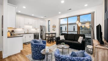 Smart TV, fireplace