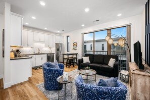 Smart TV, fireplace - A stylish TC getaway in the heart of Old Town, Traverse City (Traverse City)